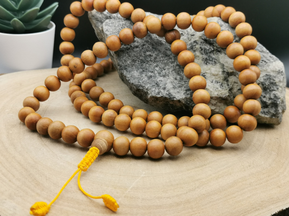 Preview: Sandelholz Mala mit 108+1 Perlen (10mm) – handgefertigt in Nepal mit traditionellem Knoten